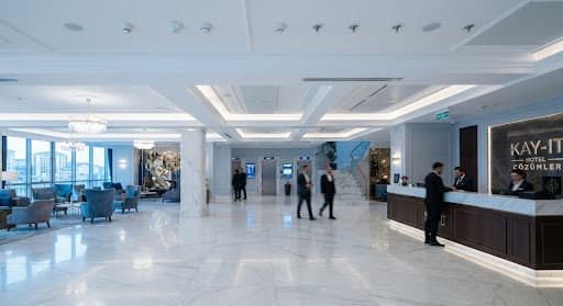 Otel lobisinde güvenlik denetimi yapan personel