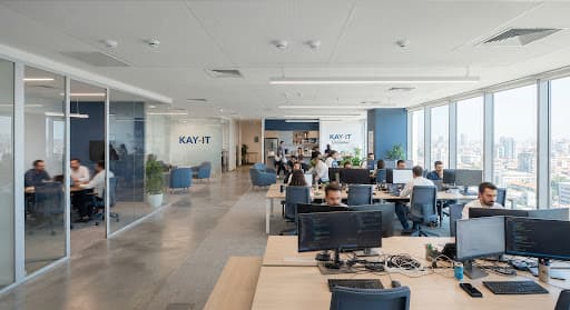 Plaza ofis binası koridorunda çalışanlar